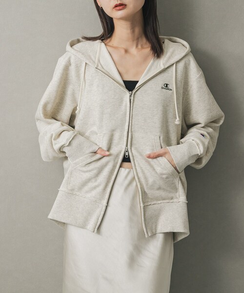 SENSE OF PLACE by URBAN RESEARCH(センスオブプレイスバイアーバンリサーチ)の「『別注』Champion×SENSE OF PLACE ジップパーカー(パーカー・レディース・OATMEAL/BROWN/GREEN・one)」の2枚目の写真
