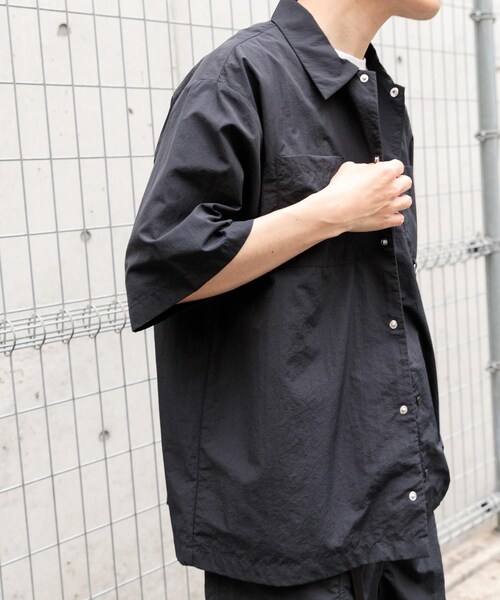 ITEMS URBANRESEARCH(アイテムズ アーバンリサーチ)の「『撥水/イージーケア/接触冷感/UVカット』タスランナイロンスナップボタン半袖シャツ(シャツ/ブラウス・メンズ・CHA/NVY/BLK・M/L)」の9枚目の写真