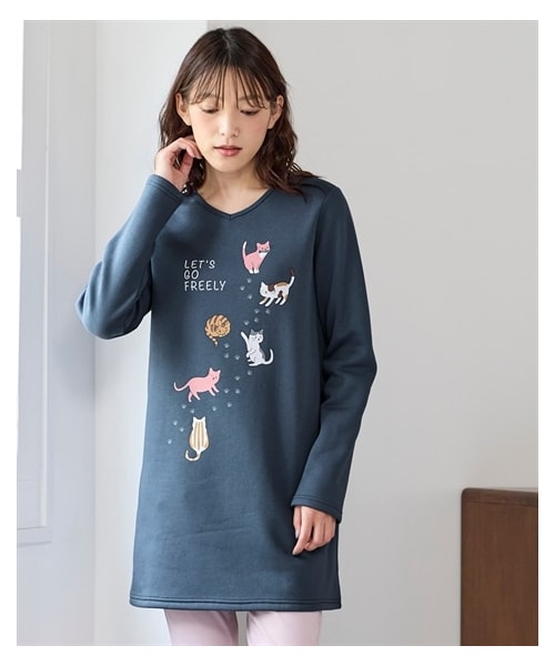 nissen（ニッセン）の「大きいサイズ 選べるあたたか裏起毛プリントチュニック（スウェット・レディース・ネイビー(チェック)/カーキ(フラワー)/杢チャコールグレー(袖ロゴ)/スモーキーブルー(ネコ)/ディープグリーン(カレッジ)/ベージュ(フェザー)/黒(スパンコール)/黒(英語)/杢グレー(バックロゴ)/スモーキーピンク(サークルロゴ)/杢グレー(DOG)/黒(サボテン)/パープル(星柄)/黒系(ギンガム)/黒(ロゴ・ワッペン)/ピンクベージュ(アニマル)/ブルー(ボックスロゴ)/ネイビー(袖ロゴ)/黒(英字)/チャコール(虹色ロゴ)/杢グレー(ひょっこり)/グレージュ(星とペンギン)/ワイン(ネコ)/ネイビー(カレッジ)/モカ茶(花畑)/ピンク(チェリー)・L/LL/3L/4L/5L/6L/8L/10L）」の20枚目の写真