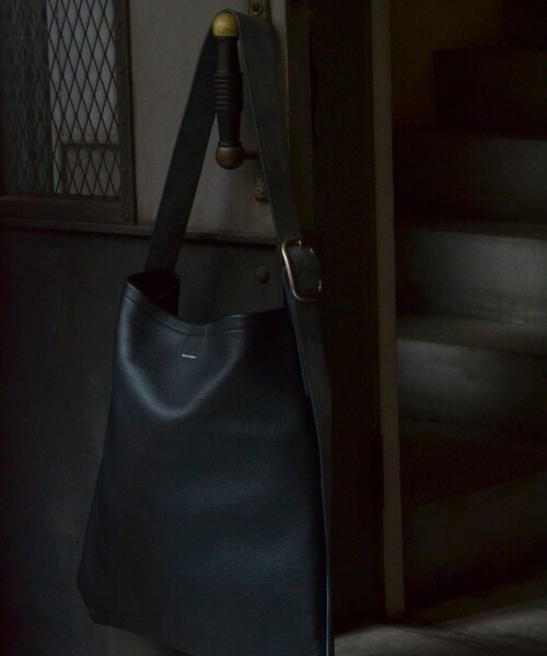 ADAM ET ROPE'(アダムエロペ)の「【HenderScheme/エンダースキーマ】one side belt bag(ショルダーバッグ・メンズ・ブラック・F)」の4枚目の写真