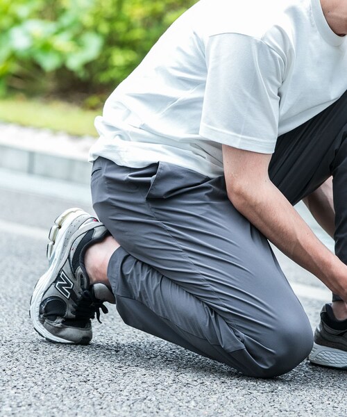 ITEMS URBANRESEARCH(アイテムズ アーバンリサーチ)の「シルキーナイロン 多機能 タックパンツ(その他パンツ・メンズ・CHA/BLK/NVY・M/L)」の15枚目の写真