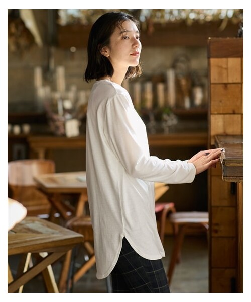 nissen（ニッセン）の「大きいサイズ レイヤードでも使えるフィッシュテールロングＴシャツ（チュニック・レディース・オフホワイト/チャコール/黒・L/LL/3L/4L/5L/6L/8L/10L）」の7枚目の写真