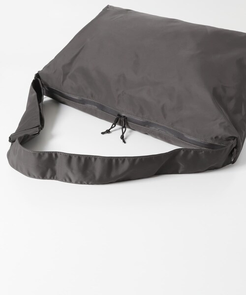 URBAN RESEARCH DOORS（アーバンリサーチドアーズ）の「『別注』YAKPAK×DOORS　SHOULDER BAG（ショルダーバッグ・メンズ・CHARCOAL/BLACK/GREIGE・-）」の12枚目の写真