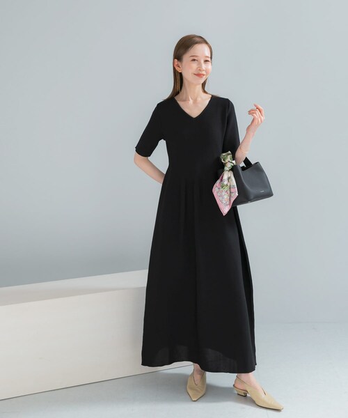 URBAN RESEARCH ROSSO（アーバンリサーチロッソ）の「『一部WEB限定カラー』フォルムニットVネックワンピース（ワンピース・レディース・BLACK/BROWN/RED・36/38）」の9枚目の写真