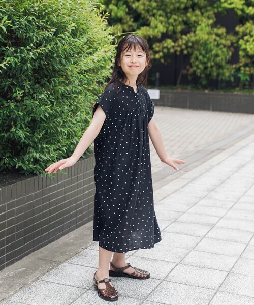 URBAN RESEARCH DOORS(アーバンリサーチドアーズ)の「『親子リンク』リネンリヨセルドットワンピース(KIDS)(ワンピース・キッズ・BLACK/NATURAL・105(100-110)/120(115-125)/135(130-140))」の5枚目の写真