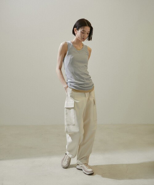 ADAM ET ROPE'（アダムエロペ）の「nu=layerスクープネックタンクトップ（タンクトップ・レディース・ブラック/ライトグレー/ホワイト/レッド・F）」の12枚目の写真