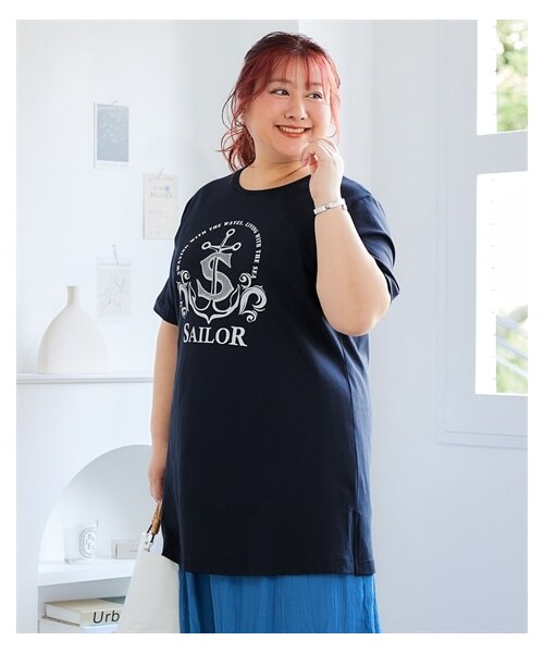 nissen（ニッセン）の「大きいサイズ　【ひんやりコットン】綿１００％ＡラインプリントチュニックＴシャツ（接触冷感・UVカット）（チュニック・レディース・黒(フォトフラワー)/ねこ:セージグリーン/くま:黒/シンプルロゴ:モカベージュ/アメカジ:ネイビー/オーシャン:ネイビー/ドーナツ:オートミール/バンダナ:カーキ/スニーカー:クリーム/フォト風景:チャコールグレー/黒(グラフィック)/オフホワイト(ネコ)/チャコール(モノクロスィーツ)/ネイビー(ハワイ)/グレージュ(ロゴ)(新色)/アイボリー(花瓶)/ミント(鳥)/ピンク(パンダ)/カーキ(サークルロゴ)・L/LL/3L/4L/5L/6L/8L/10L）」の16枚目の写真