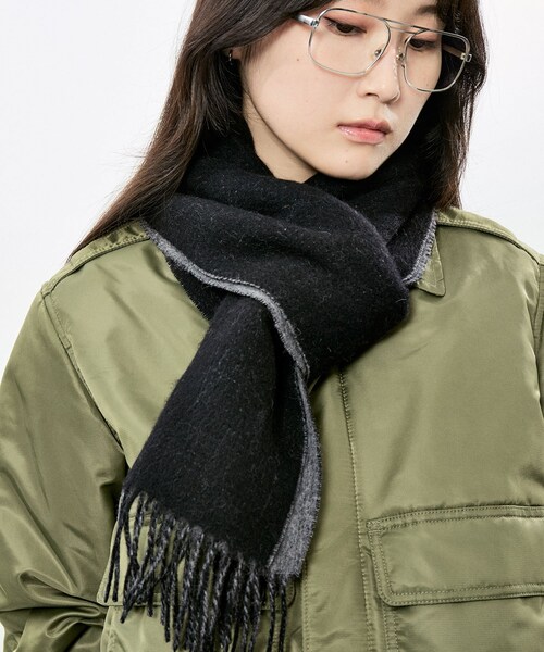 ADAM ET ROPE'（アダムエロペ）の「【J'aDoRe限定】REVERSIBLE MUFFLER CASHMEREMIX２（マフラー・レディース・ブラック/ライトグレー・F）」の15枚目の写真