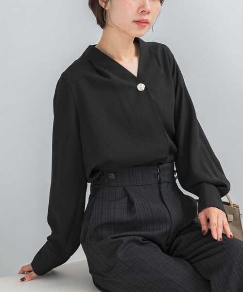 URBAN RESEARCH ROSSO（アーバンリサーチロッソ）の「Vネックボタンデザインブラウス（シャツ/ブラウス・レディース・WHITE/BLACK・FREE）」の2枚目の写真