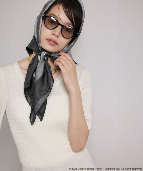 ROPE'（ロペ）の「【Brigitte Bardot×ROPE'・コラボ】プリントシルクスカーフ/Lサイズ（バンダナ/スカーフ・レディース・ブラック/ブラック系・F）」の13枚目の写真