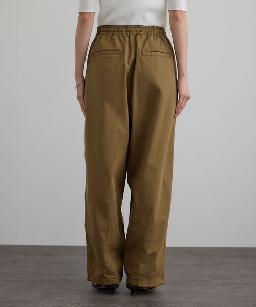 ADAM ET ROPE'（アダムエロペ）の「【WEB限定】ブロークンツイルミリタリータックカーゴパンツ（カーゴパンツ・レディース・オフホワイト/キャメル/カーキ・F）」の13枚目の写真