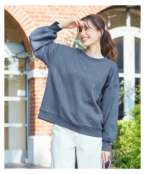 nissen（ニッセン）の「大きいサイズ　柔らか裏起毛ハート柄刺しゅうゆるトレーナー（スウェット・レディース・オートミール×ネイビー/黒×ホワイト/スモーキーブルー系/グレーベージュ系・L/LL/3L/4L/5L/6L/8L/10L）」の22枚目の写真