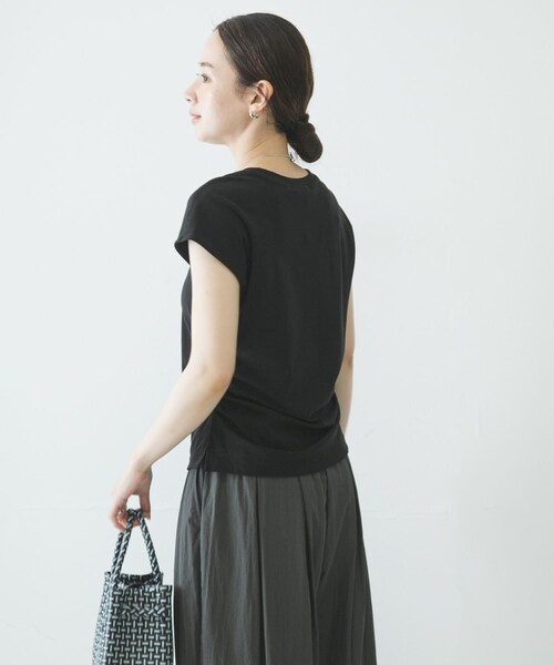 URBAN RESEARCH(アーバンリサーチ)の「サイドギャザーカットソー(Tシャツ/カットソー・レディース・OFF WHITE/BLACK/BROWN・Free)」の14枚目の写真