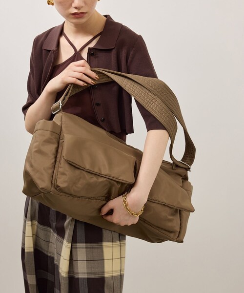 ADAM ET ROPE'(アダムエロペ)の「【WEB限定】撥水ビッグショルダーダブルポケットバッグ(ショルダーバッグ・レディース・ブラック/ブラウン系・F)」の9枚目の写真