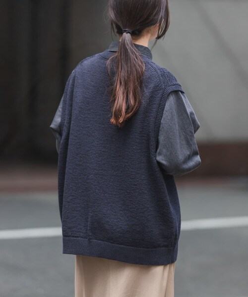 URBAN RESEARCH DOORS（アーバンリサーチドアーズ）の「FORK&SPOON　テープヤーンVネックニットベスト（ベスト・レディース・NAVY/IVORY・1）」の18枚目の写真