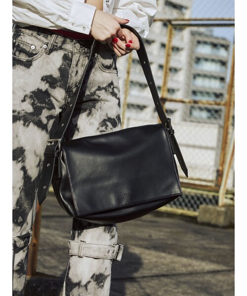 jouetie（ジュエティ）の「フラップメッセンジャーBAG（メッセンジャーバッグ・レディース・オフホワイト/ブラック/ブルー/ボルドー・F）」の12枚目の写真