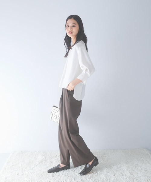 URBAN RESEARCH ROSSO（アーバンリサーチロッソ）の「シルキーツイルVネックブラウス（シャツ/ブラウス・レディース・OFF/MINT/NAVY・Free）」の9枚目の写真