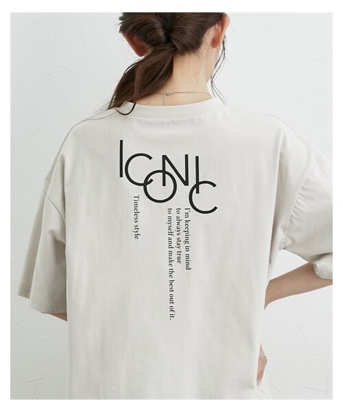 nissen（ニッセン）の「＜大きいサイズ＞ 【ひんやりコットン】綿100％ゆるシルエットプリントＴシャツ（接触冷感・UVカット）（Tシャツ/カットソー・レディース・黒(フォト猫)/ピンクベージュ(靴)/チャコール(フラワー)/黒(メッセージ)/グレイッシュベージュ(ロゴ)/サンドベージュ(バックロゴ)/アッシュブルー(メッセージ)/オフホワイト(フォト)/チャコール(バックプリント)/ネイビー(ヴィンテージ風)/モカブラウン(ロゴ)/グレイッシュネイビー(ナンバー)/チャコール(フォト)/グリーン(CAT)/黒(ロゴメッセージ)/グレージュ(ウサギ)/コーラルピンク(変身ポーズ)/黒(フラワー&ロゴ)/ネイビー(月とメッセージ)・L/LL/3L/4L/5L/6L/8L/10L/M）」の9枚目の写真