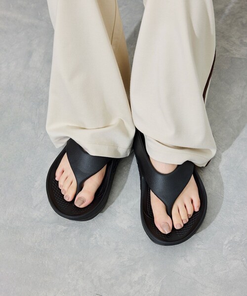 ADAM ET ROPE'(アダムエロペ)の「【OOFOS(ウーフォス)】Ooriginal+(サンダル・レディース・ブラック・23/24/25)」の17枚目の写真