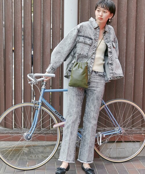 ADAM ET ROPE'（アダムエロペ）の「＜逸品シリーズ＞センタープレスフレアデニム（デニムパンツ・レディース・ブラック/ブルー・34/36/38/40）」の21枚目の写真