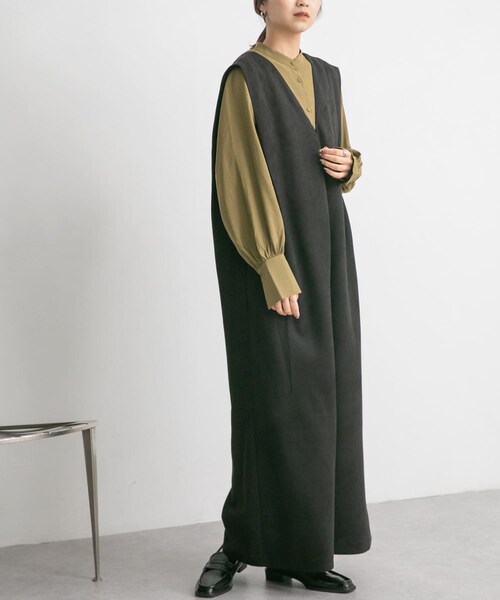 KBF（ケイビーエフ）の「ショルダータックスエードサロペット（サロペット/オーバーオール・レディース・BEIGE/BLACK・36/38）」の6枚目の写真