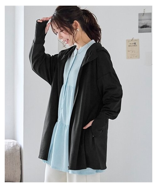 nissen（ニッセン）の「Aライン指穴付きUVパーカー（UVカット・接触冷感）「まとう日陰服」＜大きいサイズ有＞（パーカー・レディース・ドロップ:オフホワイト×黒/ライトグレー×黒/黒×黒・S/M/L/LL/3L）」の4枚目の写真