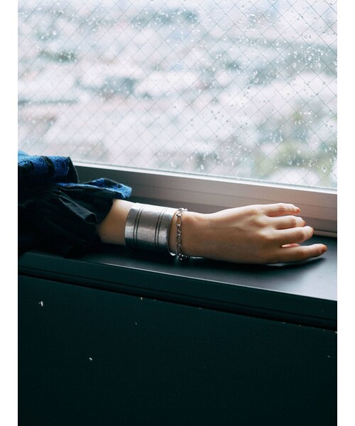 Ungrid（アングリッド）の「ヴィンテージワイドバングル（ブレスレット・レディース・シルバー/ゴールド・F）」の3枚目の写真