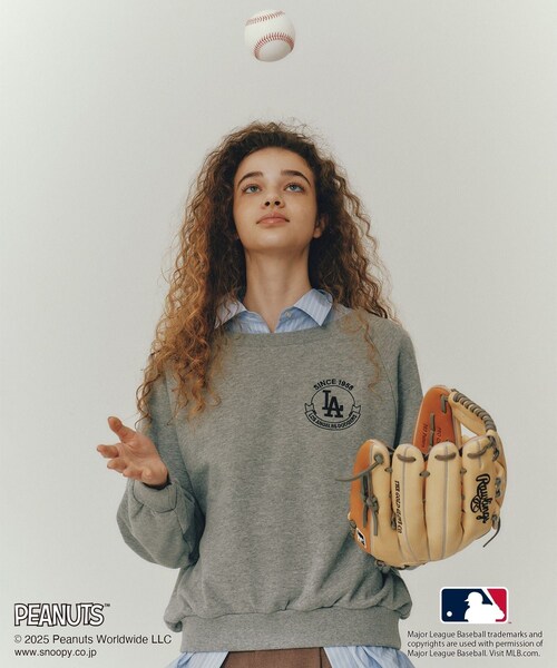 ROPE' PICNIC（ロペピクニック）の「【PEANUTS×MLB COLLECTION by ROPE' PICNIC】オフショルスウェット（スウェット・レディース・チャコール/ライトグレー/ブラウン・F）」の2枚目の写真