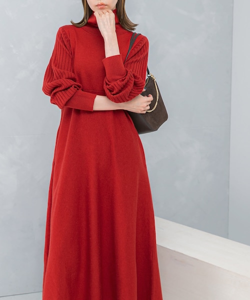 URBAN RESEARCH ROSSO（アーバンリサーチロッソ）の「『WEB限定』タートルネックデザインスリーブワンピース（ワンピース・レディース・GRAY/RED/D/BROWN/NAVY・FREE）」の4枚目の写真