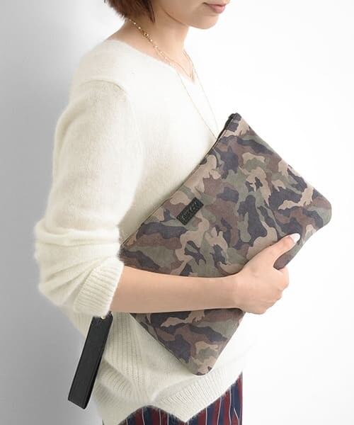 URBAN RESEARCH（アーバンリサーチ）の「jujube　レザーカモフラクラッチBAG（クラッチバッグ・レディース・BLK×CAMO/箔×CAMO・-）」の6枚目の写真