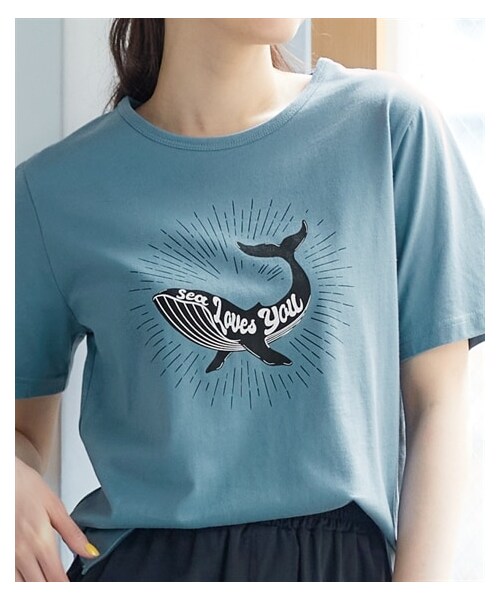 nissen（ニッセン）の「大きいサイズ 綿混プリントTシャツ（吸汗速乾）（薄手素材）（Tシャツ/カットソー・レディース・オフホワイト(ガールフォト)/黒(変形ロゴ)/ラベンダー(フラワー)/カーキ(スカーフモチーフ)/ブルーグレー(クジラ)/ピーナッツ(カレッジタイガー)/ピンク(ヤシの木)/チャコール(数字ロゴ)/黒(フォトグラフィック)/ネイビー(シンプルロゴ)・L/LL/3L/4L/5L/6L/8L/10L）」の4枚目の写真