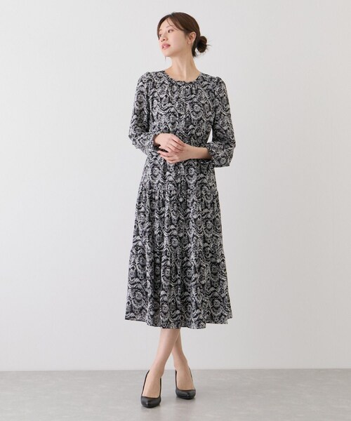 Jayro(ジャイロ)の「花柄ワンピース(ワンピース・レディース・ブラック系/ネイビー系・F)」の4枚目の写真