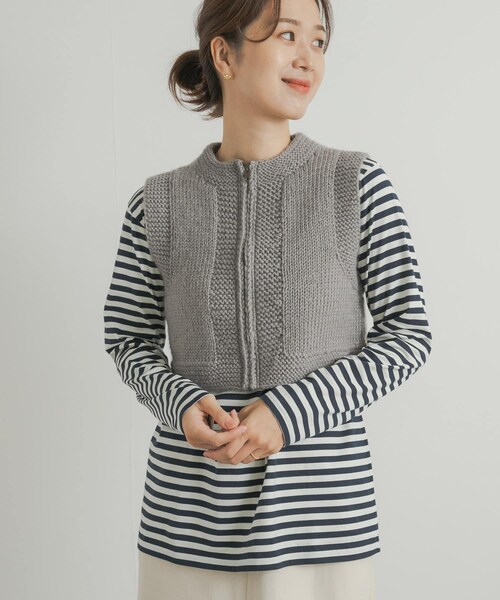 URBAN RESEARCH DOORS(アーバンリサーチドアーズ)の「『別注』KHWOPA SPIRIT×DOORS ショート丈ZIPベスト(ニット/セーター・レディース・グレー/レッド/ネイビー・one)」の6枚目の写真