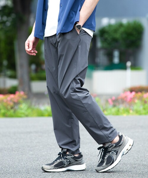 ITEMS URBANRESEARCH(アイテムズ アーバンリサーチ)の「シルキーナイロン 多機能 タックパンツ(その他パンツ・メンズ・CHA/BLK/NVY・M/L)」の12枚目の写真