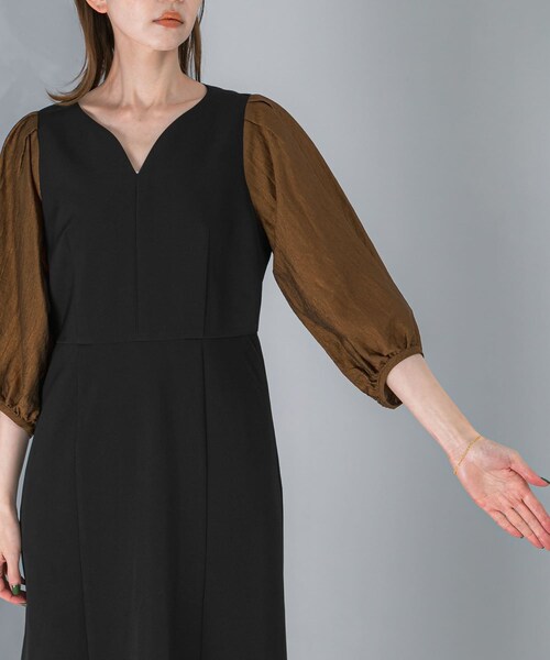 URBAN RESEARCH ROSSO（アーバンリサーチロッソ）の「ドッキングスリーブVネックワンピース（ワンピース・レディース・KHK×BRN/BL×BRONZE・FREE）」の13枚目の写真
