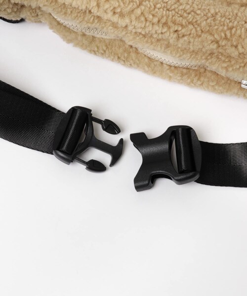 THE GOODLAND MARKET（ザグッドランドマーケット）の「AIGLE　シェルパフリース バムバッグ（ショルダーバッグ・レディース・NOIR/OSIER・one）」の8枚目の写真