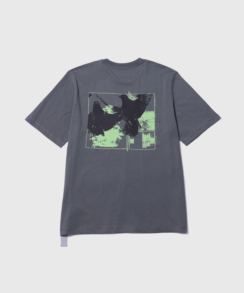 ADAM ET ROPE'(アダムエロペ)の「【OAMC PEACEMAKER/オーエーエムシー ピースメーカー】Regular Tee Birds Print(Tシャツ/カットソー・メンズ・チャコール・L)」の1枚目の写真