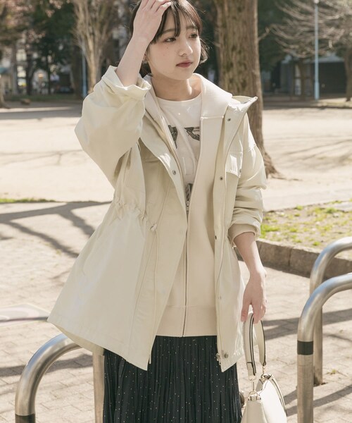 ITEMS URBANRESEARCH(アイテムズ アーバンリサーチ)の「『撥水/イージーケア』ライトフーディーブルゾン(ブルゾン・レディース・ECRU/BLK・Free)」の7枚目の写真