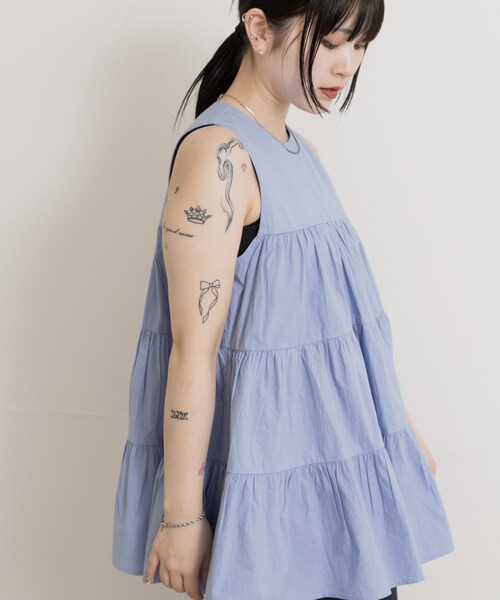 THE GOODLAND MARKET（ザグッドランドマーケット）の「FANAKA　Poplin tiered blouse（シャツ/ブラウス・レディース・024BLU/BLACK/58BRN・FREE）」の4枚目の写真