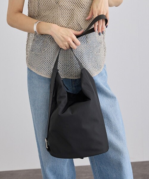ADAM ET ROPE'(アダムエロペ)の「【WEB限定】マルチWAY撥水ボンサック(ショルダーバッグ・レディース・ブラック・F)」の4枚目の写真