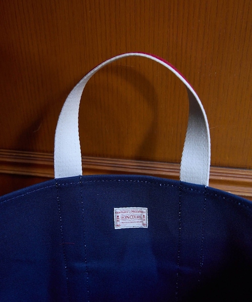 ADAM ET ROPE'（アダムエロペ）の「【BONCOURA/ボンクラ】キャンパストート（トートバッグ・メンズ・ネイビー/レッド・F）」の9枚目の写真