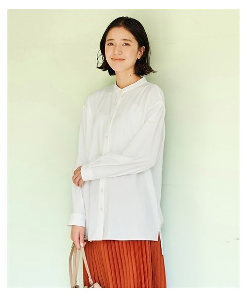 nissen（ニッセン）の「大きいサイズ 【しっとりしなやか素材】ストレッチシンプルバンドカラーシャツ（シャツ/ブラウス・レディース・オフホワイト/チャコールネイビー/キャメルベージュ/ラテピンク/トープグレー/ラベンダー/モカブラウン・L/LL/3L/4L/5L/6L/8L/10L）」の6枚目の写真