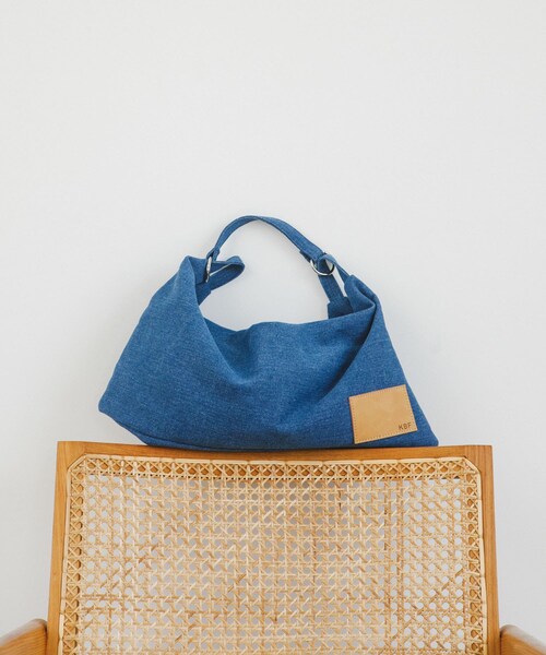 KBF（ケイビーエフ）の「2WAYハンドルデザインBAG（ハンドバッグ・レディース・BROWN/BLUE・one）」の2枚目の写真