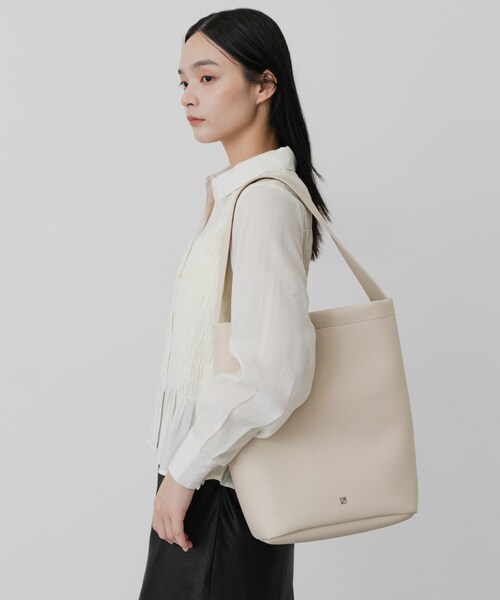 SENSE OF PLACE by URBAN RESEARCH（センスオブプレイスバイアーバンリサーチ）の「チャームツキバケツバッグ（ショルダーバッグ・レディース・IVORY/BLACK/BROWN・One）」の5枚目の写真