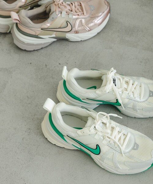 URBAN RESEARCH（アーバンリサーチ）の「NIKE　V2Kラン（スニーカー・レディース・ピュア メタリック/ホワイト/シルバー/SAIL/ST GR/PRTCL BG・23.5/24/24.5/23/25）」の18枚目の写真