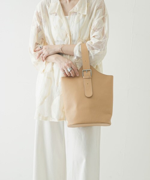 URBAN RESEARCH(アーバンリサーチ)の「『一部別注カラー』BAGMATI レザーワンショルダーバッグ(ハンドバッグ・レディース・NATURAL/別注GREEN・-)」の4枚目の写真