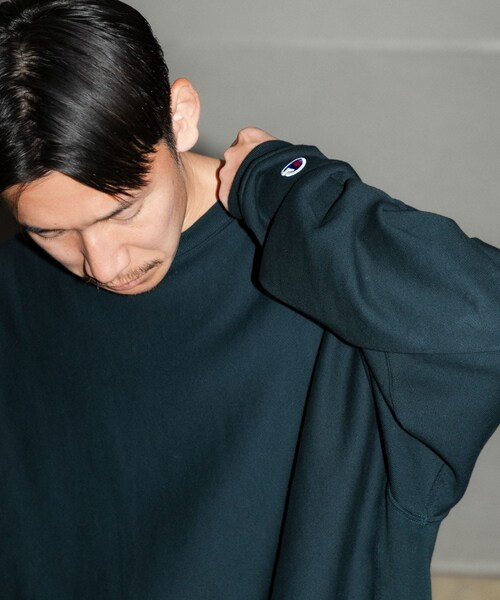 URBAN RESEARCH（アーバンリサーチ）の「『別注』Champion×Wide Dad　RW DAD SWEAT CREW-NECK（スウェット・メンズ・NAVY・1/2）」の10枚目の写真