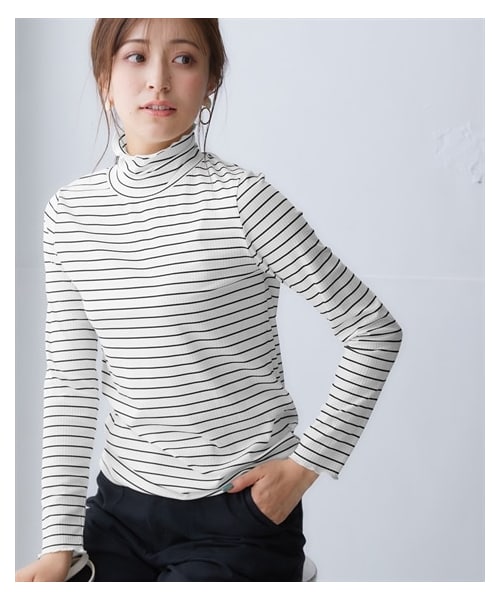 nissen（ニッセン）の「細リブハイネックカットソートップス＜大きいサイズ有＞（Tシャツ/カットソー・レディース・オフホワイト/黒/スモーキーサックス/エクリュ/コーラル/ネイビー/チャコールブラウン/オフホワイト×黒ボーダー/ライトグレー/フューシャピンク/ハニーイエロー/ネイビー×オフホワイトボーダー/エメラルドグリーン・S/M/L/LL/3L/4L/5L/6L/8L/10L）」の4枚目の写真