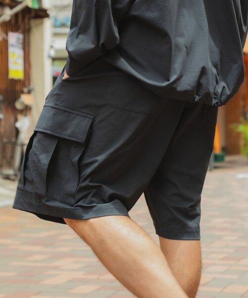 URBAN RESEARCH(アーバンリサーチ)の「Wide Dad BREEZY TECH CARGO SHORTS(その他パンツ・メンズ・D.NAVY/BLACK/CHARCOAL・1/2)」の17枚目の写真