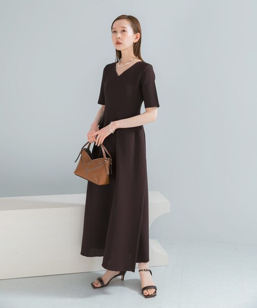 URBAN RESEARCH ROSSO（アーバンリサーチロッソ）の「『一部WEB限定カラー』フォルムニットVネックワンピース（ワンピース・レディース・BLACK/BROWN/RED・36/38）」の21枚目の写真